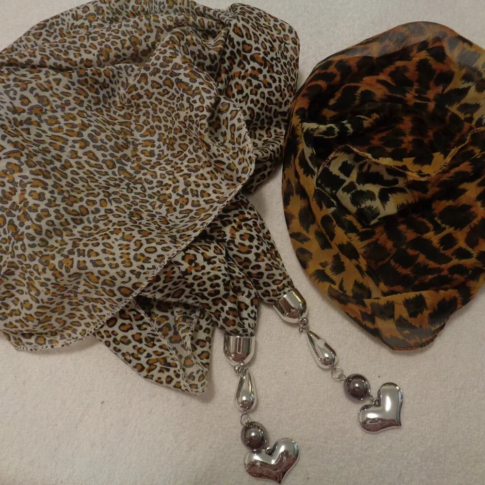 ROLLED ANIMAL SPOTS SCARF W METAL HEARTS CHARMS SM CHIFFON ANIMAL SCARF LOT
